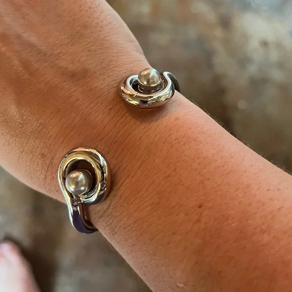 Ann Taylor silver and pearl bracelet - Picture 2 of 2